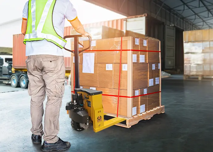 What are the requirements on the packaging of the goods to be moved when pallet goods are moved by forklift